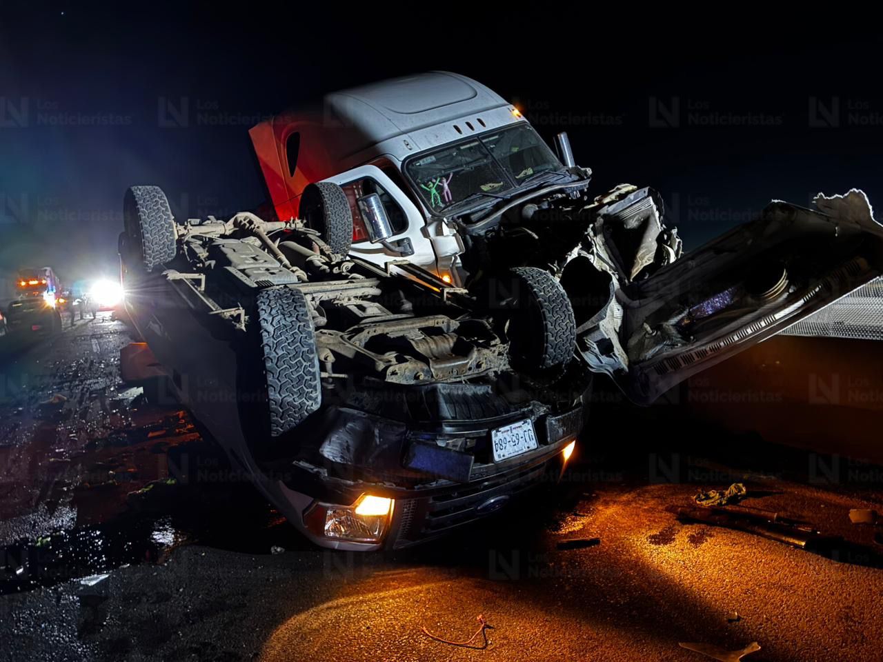 Fuerte accidente y volcadura se registra sobre la México 15, en Juan José Ríos