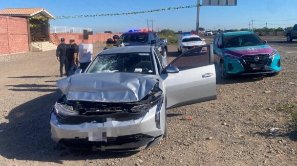 Abuela y nieta resultan lesionadas tras chocar con una pipa sobre la carretera México 15 en Guasave, Sinaloa