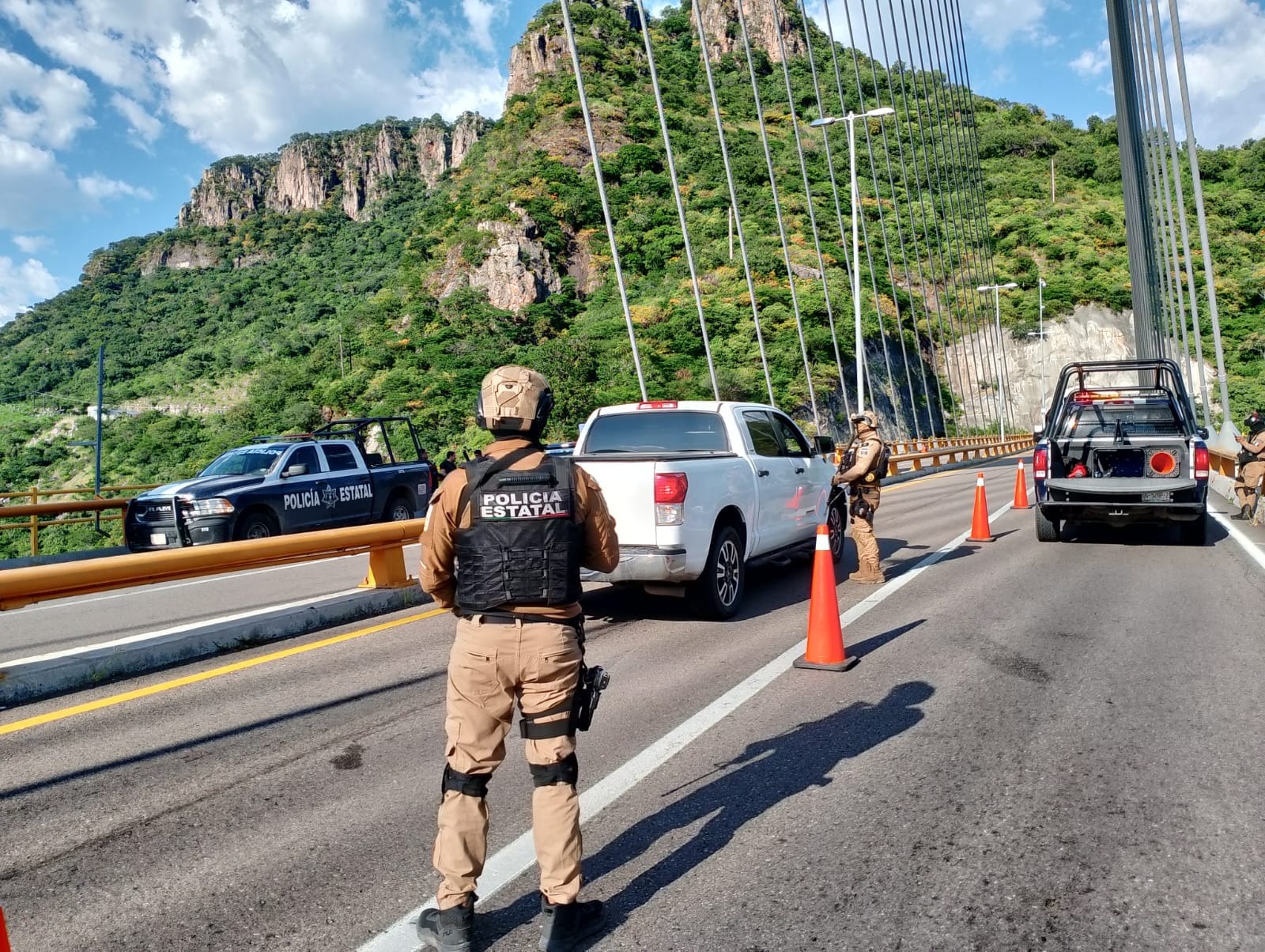 Están sin identificar los cinco cuerpos hallados en la autopista Durango–Mazatlán, Sinaloa, confirma FGE
