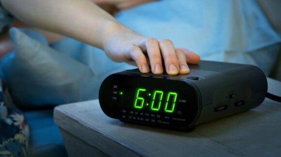 ‘Cinco minutos más’… ¿Afecta realmente al corazón posponer la alarma del despertador?