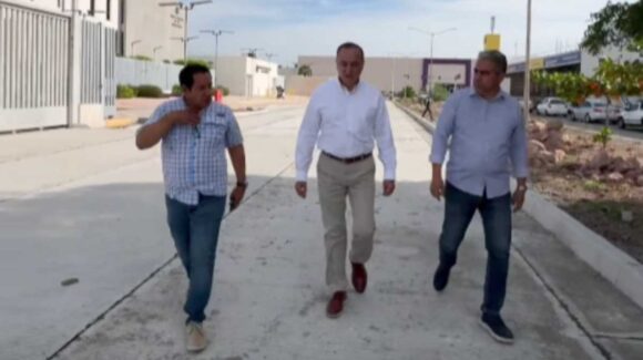 Revisa alcalde de Ahome, Sinaloa algunas obras de pavimentación en desarrollo; asegura que quedarán listas en días