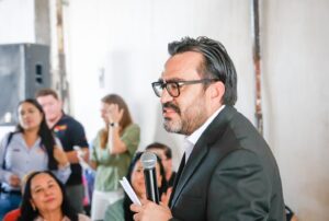 Alcalde en entrega de cheques del programa Mujeres Emprendedoras por el Bienestar