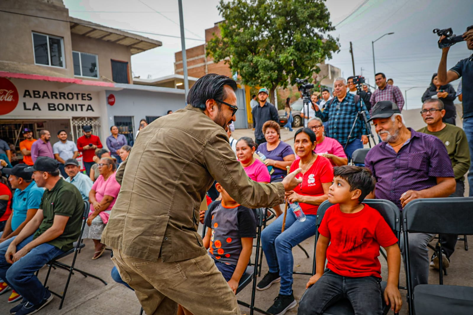 Alcalde de Culiacán entrega pavimentación de calles en la colonia Francisco I. Madero