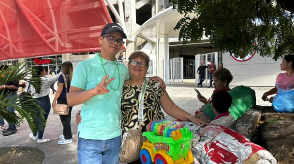 ‘Agradecidos; nos tomaron en cuenta’: abuela y nieto celebran la inclusión en la gran fiesta por la discapacidad en Mazatlán, Sinaloa