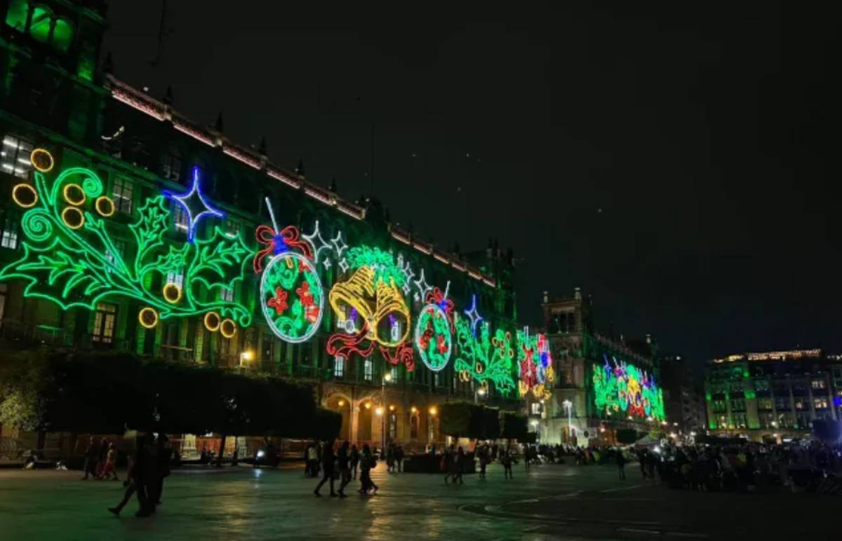 Alumbrado navideño 2025 en el Zócalo de la Ciudad de México.
