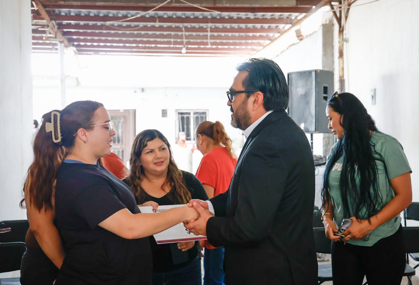 Entrega de cheques del programa Mujeres Emprendedoras por el Bienestar
