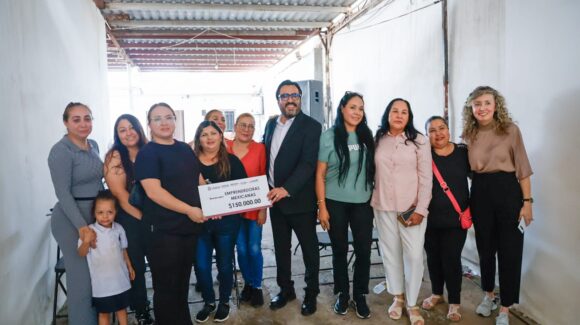 Gracias por apoyar a las mujeres: Gámez Mendívil entrega cheque de 150 mil pesos a emprendedoras culiacanenses