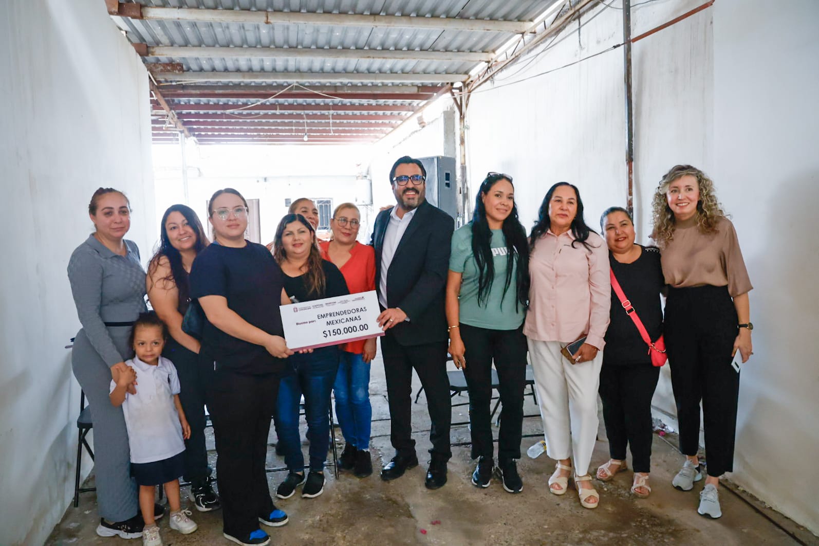 Entrega de cheques del programa Mujeres Emprendedoras por el Bienestar
