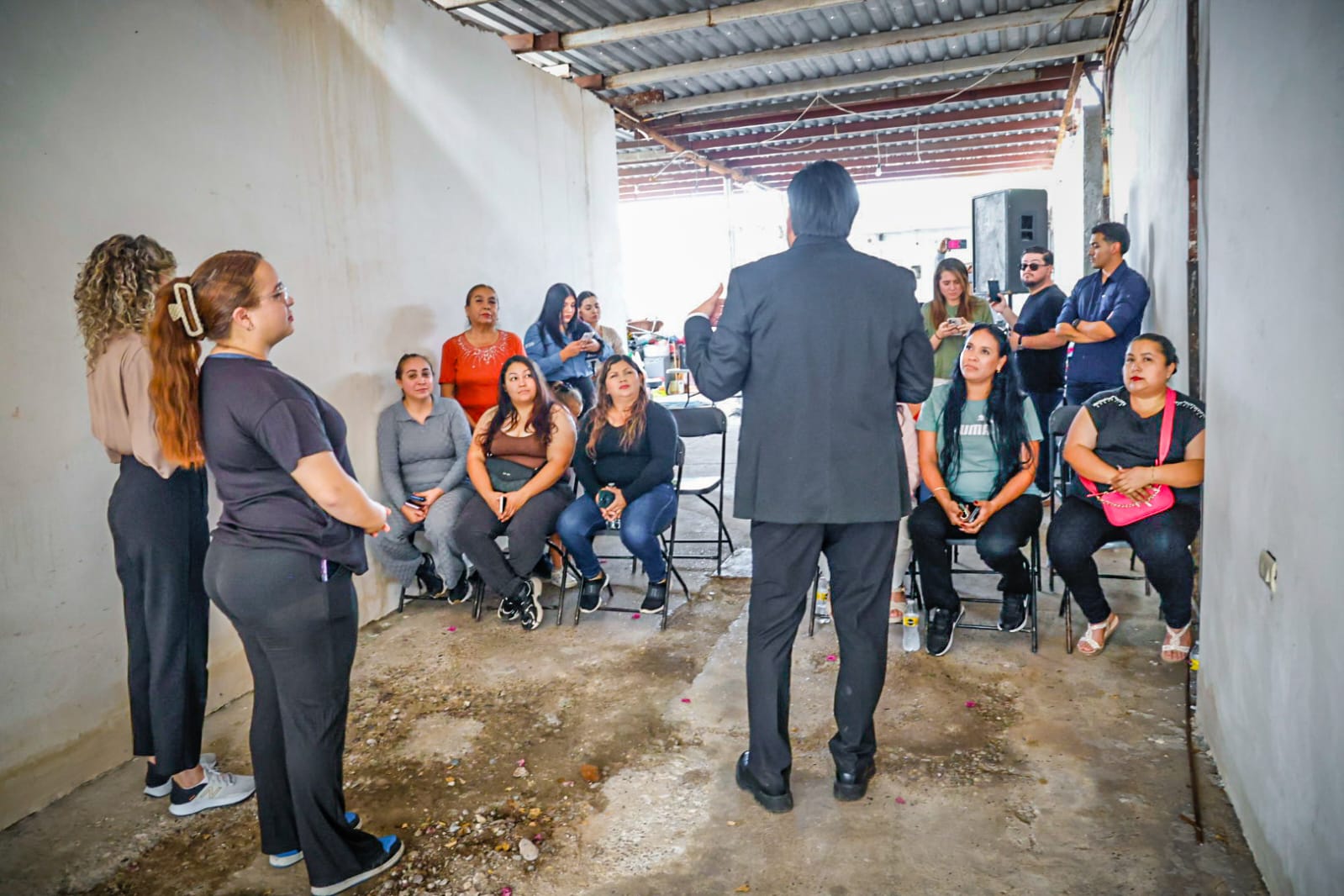 Entrega de cheques del programa Mujeres Emprendedoras por el Bienestar