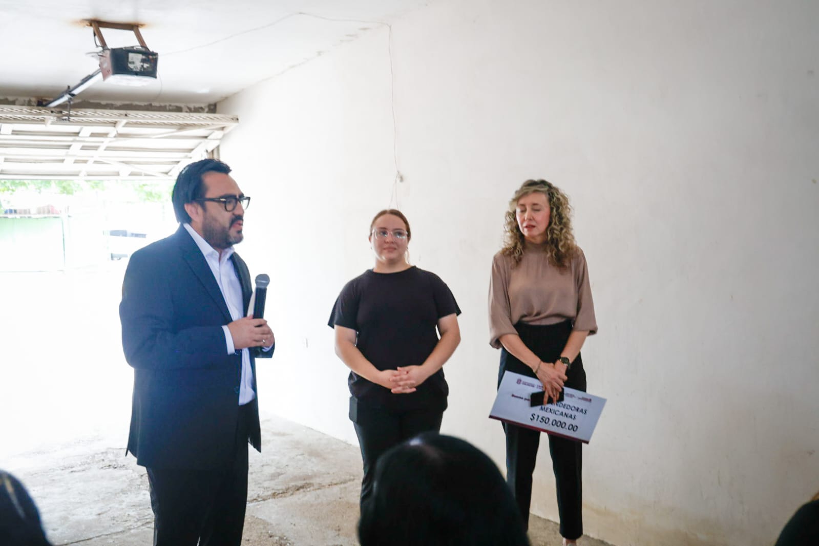 Entrega de cheques del programa Mujeres Emprendedoras por el Bienestar