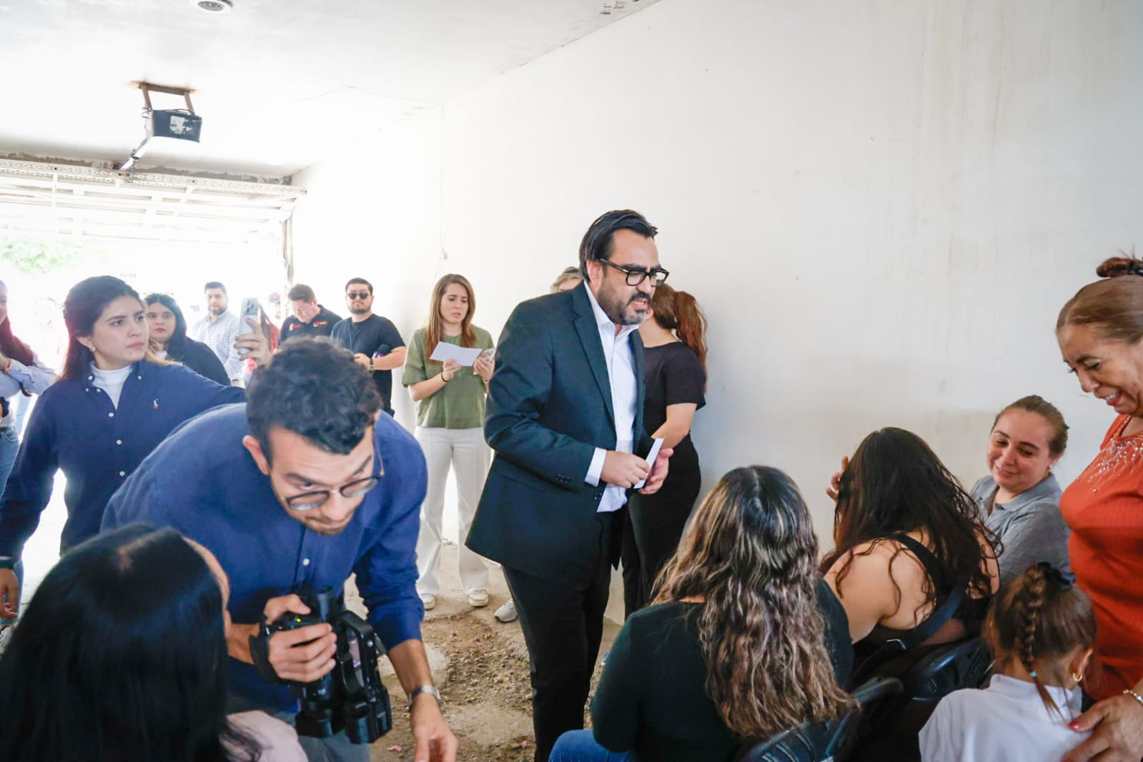 Alcalde en entrega de cheques del programa Mujeres Emprendedoras por el Bienestar