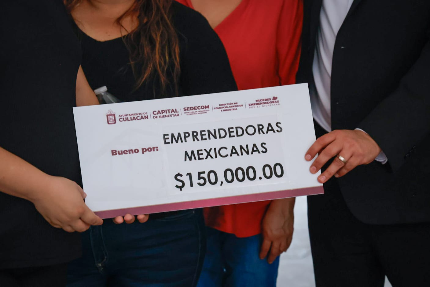 Entrega de cheques del programa Mujeres Emprendedoras por el Bienestar