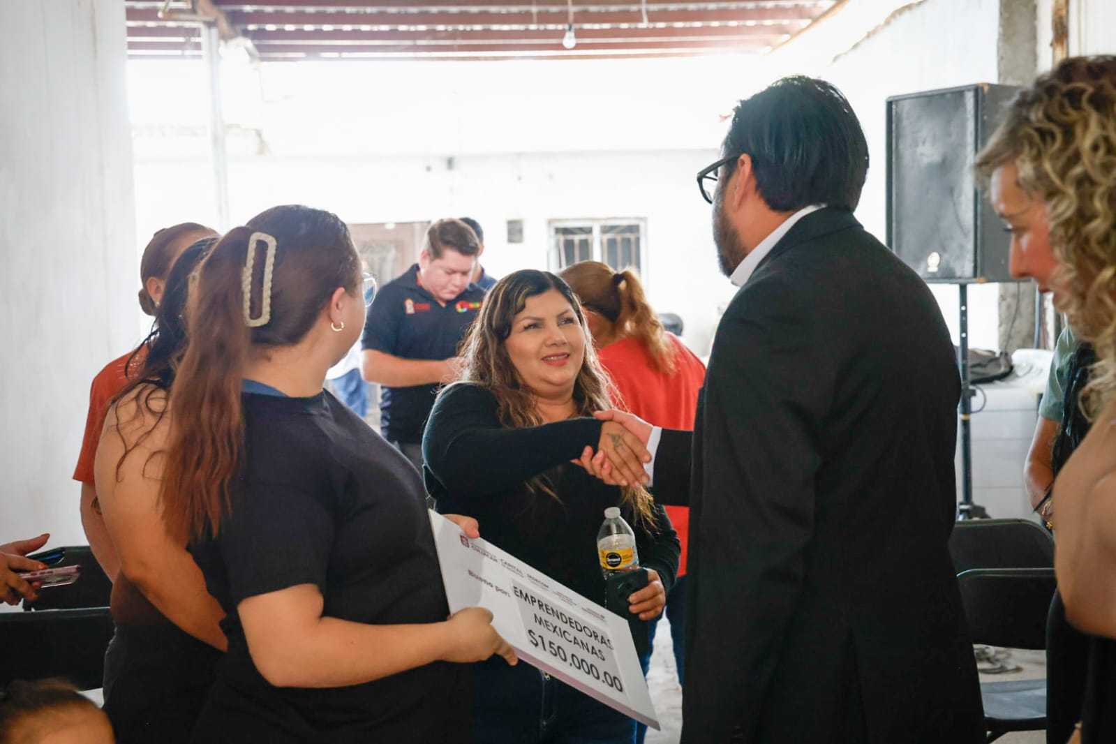 Entrega de cheques del programa Mujeres Emprendedoras por el Bienestar