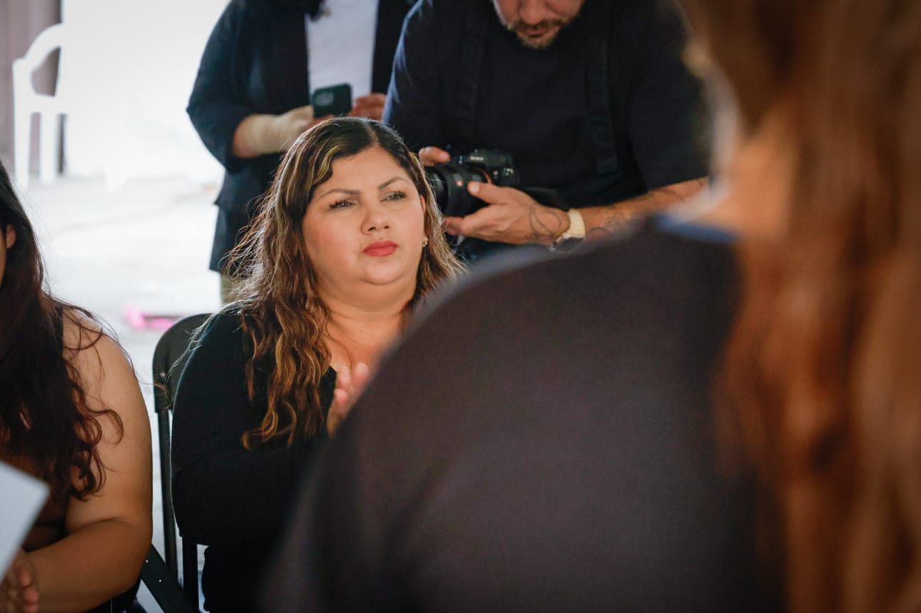 Entrega de cheques del programa Mujeres Emprendedoras por el Bienestar