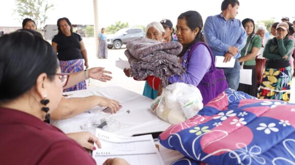 ‘Les previenen del frío’: DIF Mazatlán, Sinaloa, entrega apoyos invernales a familias de Monte Sinaí ante descenso de temperaturas