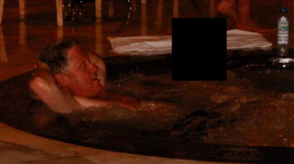 Bill Clinton figura en varias fotos reveladas del expediente de Epstein ¿Qué otros personajes se ven en las imágenes?