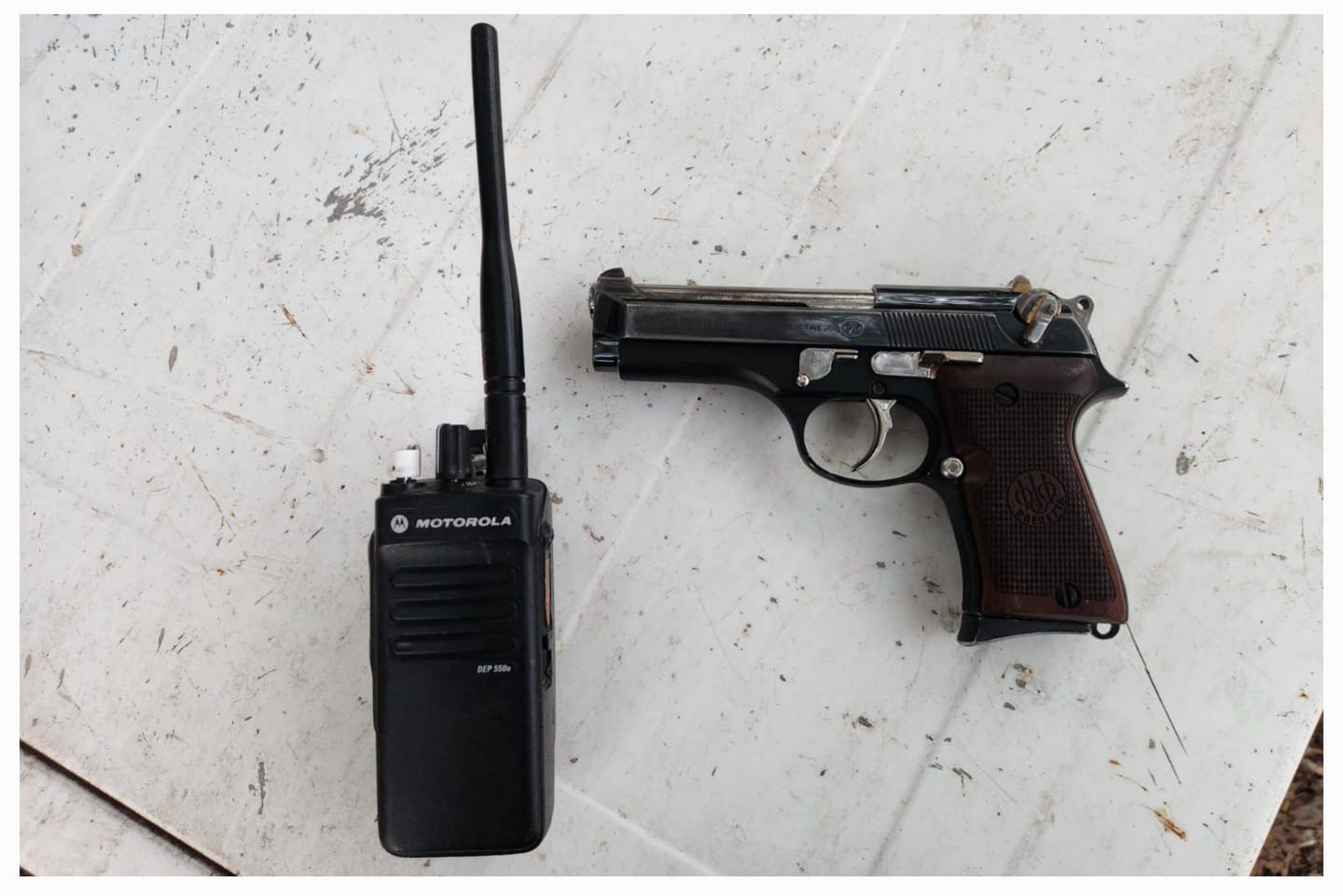 arma y radio decomisado al sujeto