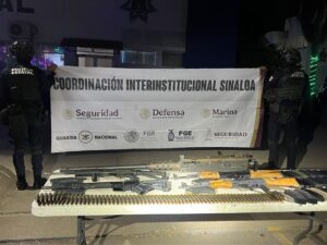 Armamento asegurado tras operativo en Monte Real, Culiacán, Sinaloa