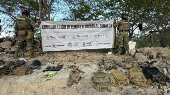 Aseguran campamento con armamento y equipo táctico durante operativo en San Ignacio, Sinaloa