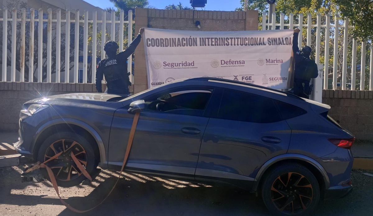 Aseguran camioneta con cargador de cuerno de chivo en Culiacancito, en Culiacán