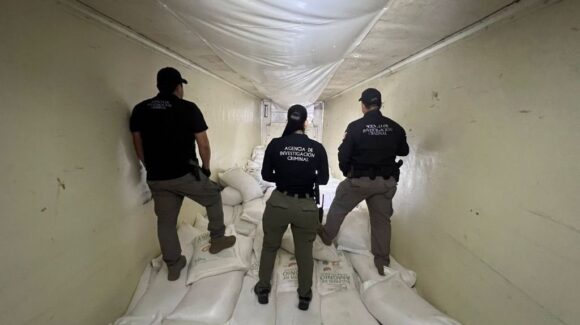 Reporta Harfuch dos detenidos en Los Mochis, Sinaloa con cargamento de metanfetamina ocultos en un tractocamión