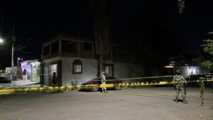Delimitan con cinta amarilla donde un hombre fue baleado en Prados del Sur, en Culiacán
