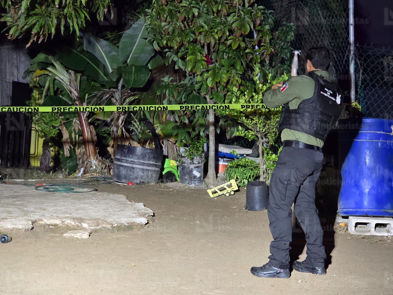 Elementos de seguridad ponen la cinta amarilla en una vivienda de Altata donde un hombre fue asesinado