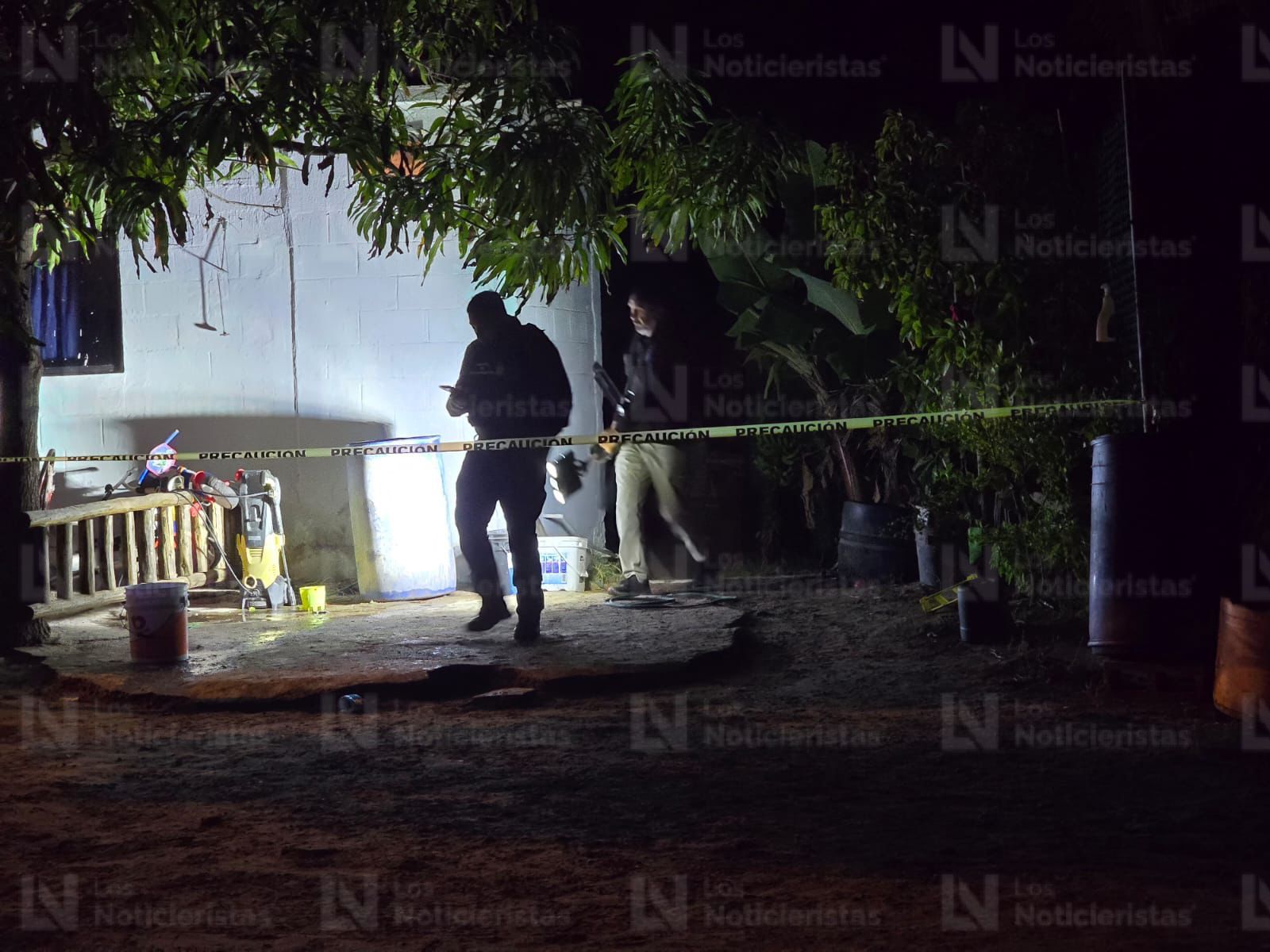 Cinta amarilla resguarda el lugar donde un hombre fue asesinado en Altata, Navolato