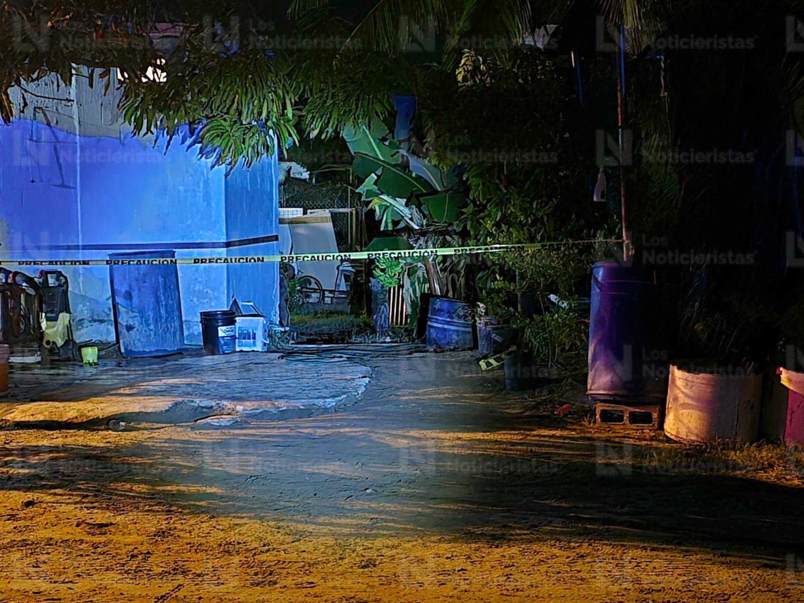 Cinta amarilla resguarda el lugar donde un hombre fue asesinado en Altata, Navolato