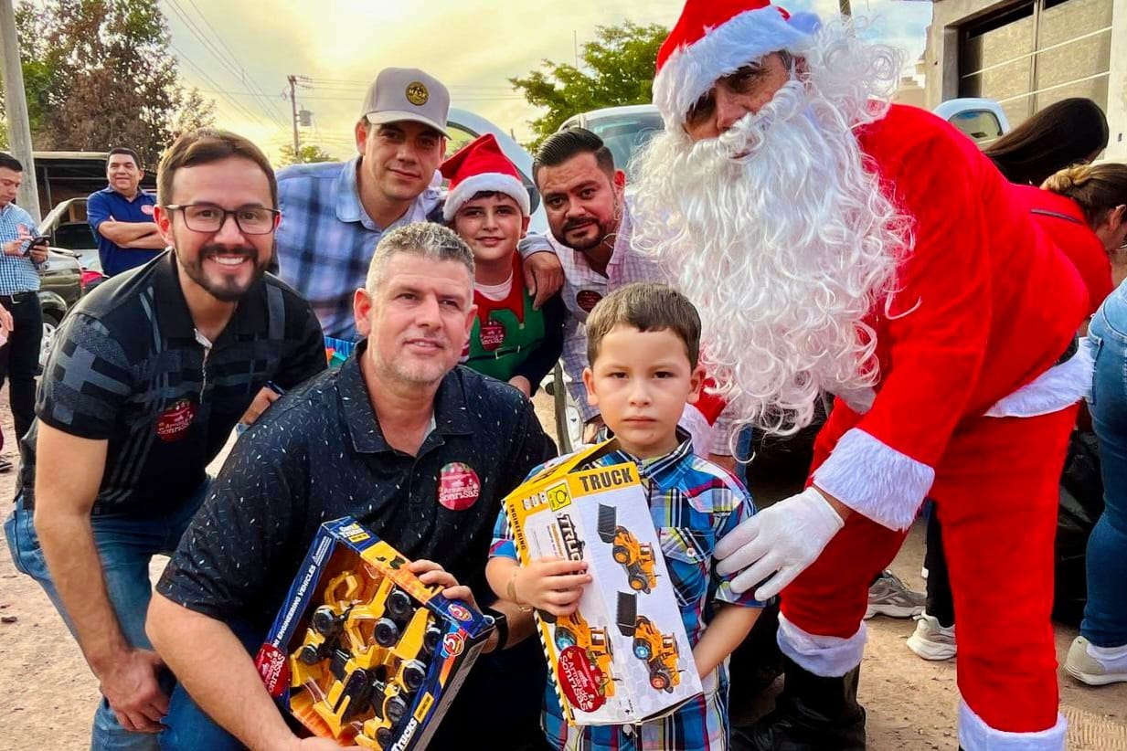 Asociación Fuerza Social con Ánimo entrega juguetes en Salvador Alvarado