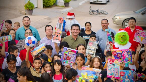 “Armando Sonrisas” lleva más de 800 juguetes a niñas y niños de Salvador Alvarado, Sinaloa
