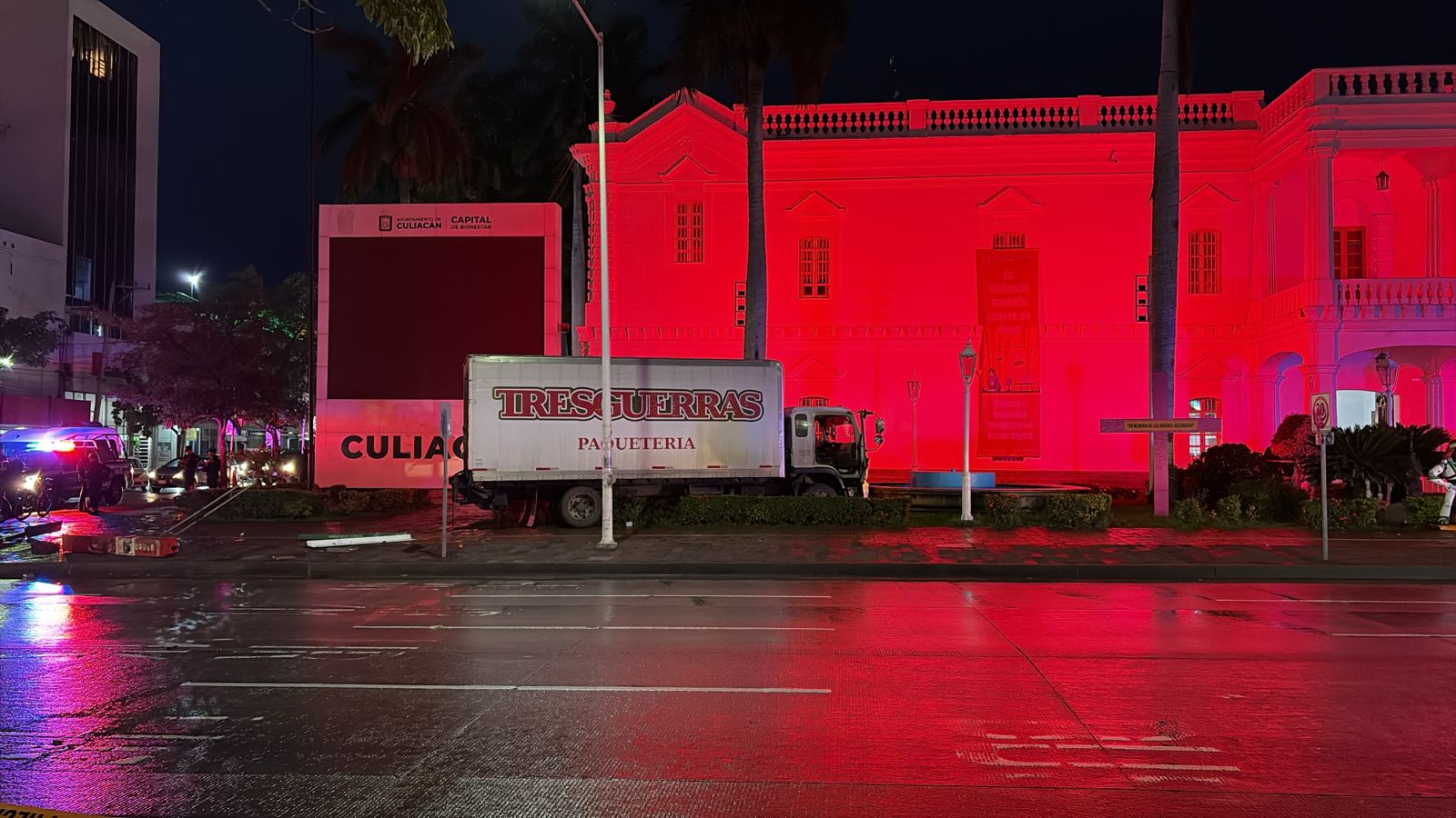Ejecutan a balazos a chofer de camión de paquetería frente al Ayuntamiento de Culiacán