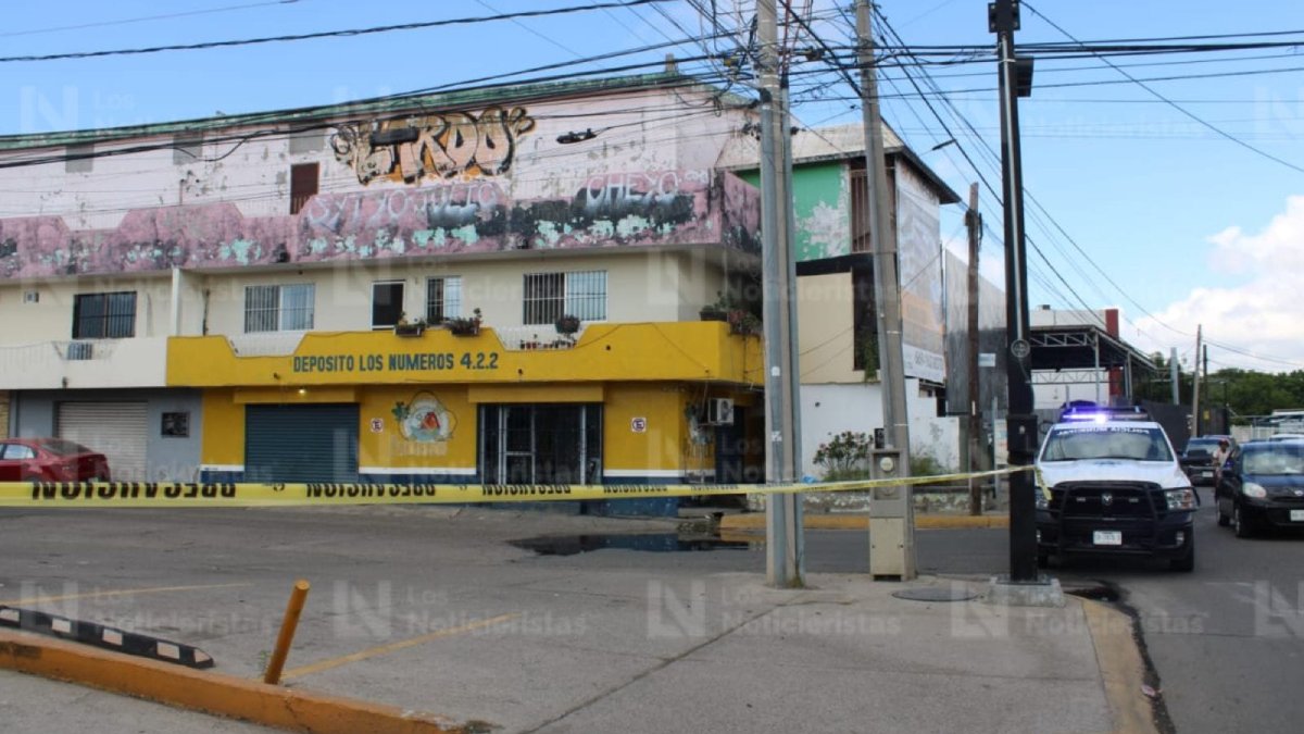 atacan a balazos fachada de expendio en el toreo mazatlan sin
