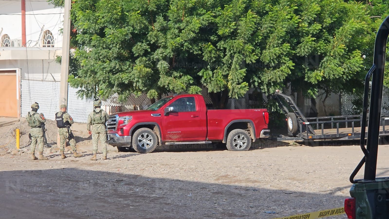 Camioneta GMC Sierra Denali balaceada