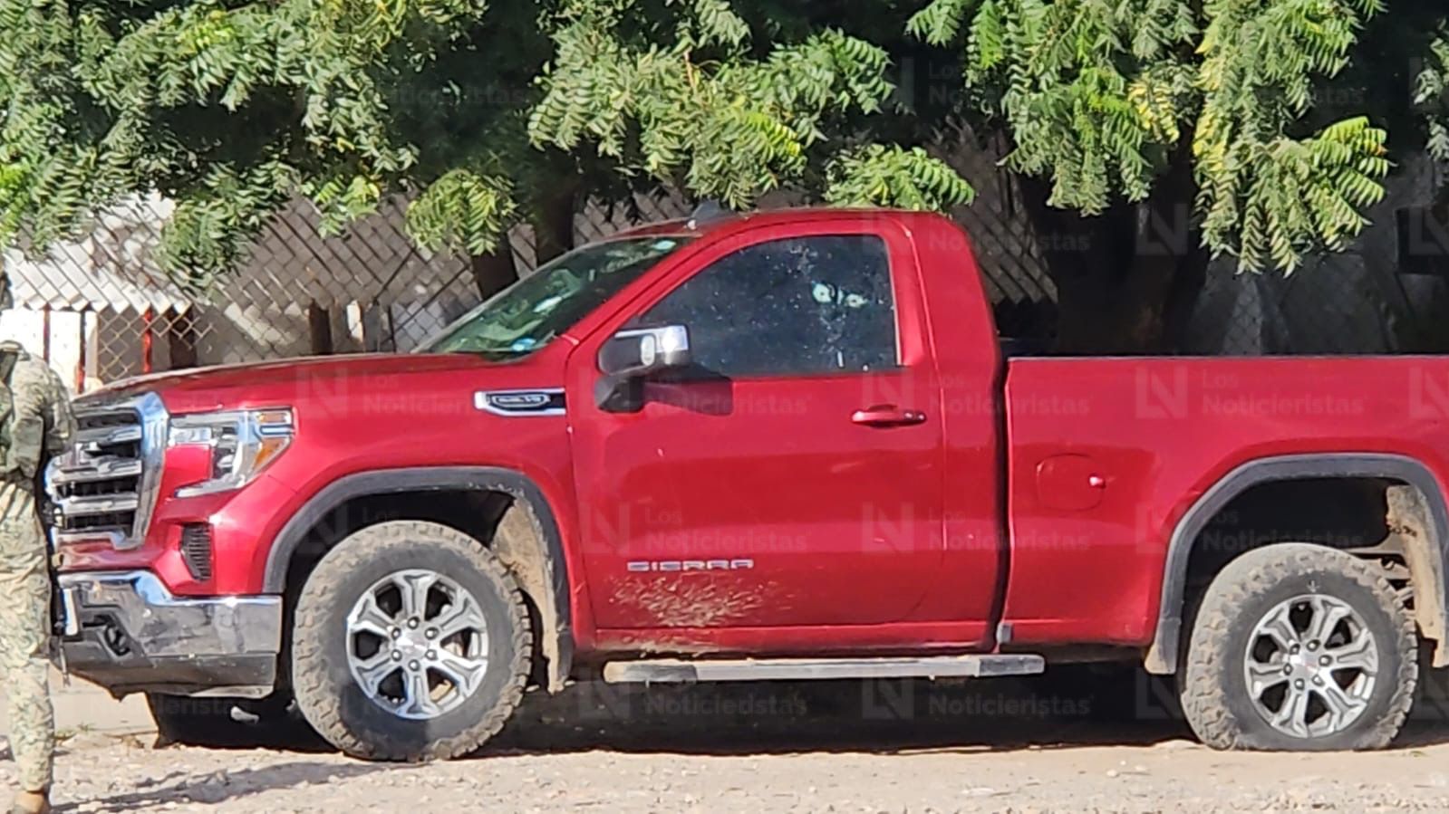 Camioneta GMC Sierra Denali balaceada