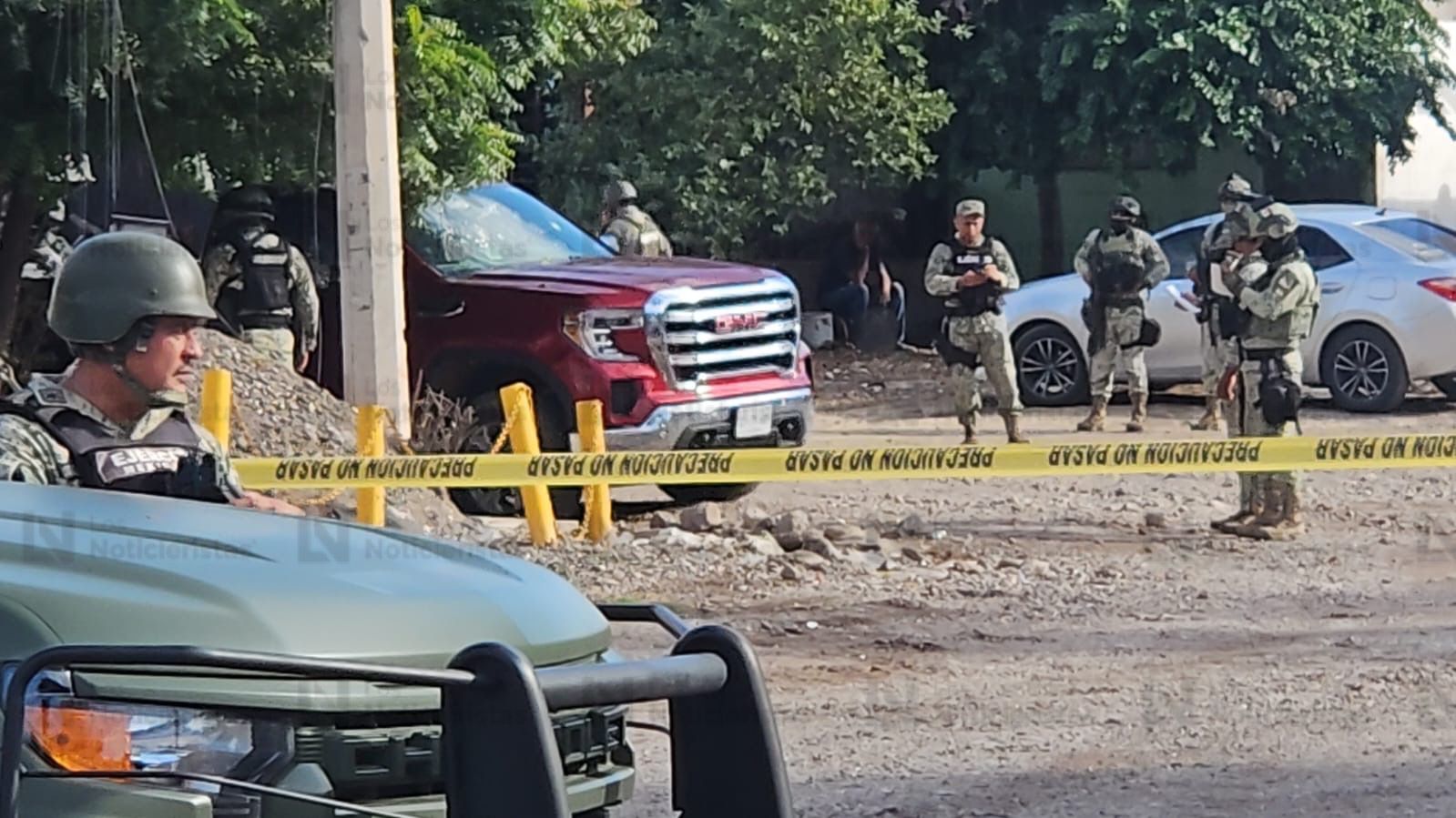 Ejercito Mexicano resguarda zona donde balacearon una camioneta GMC Sierra Denali