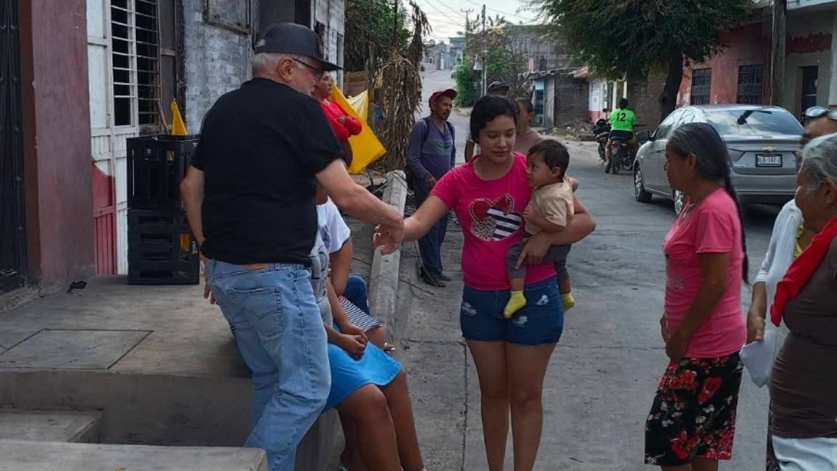 atiende alcalde victor díaz a familias afectadas por violencia en la insurgentes de escuinapa sinaloa