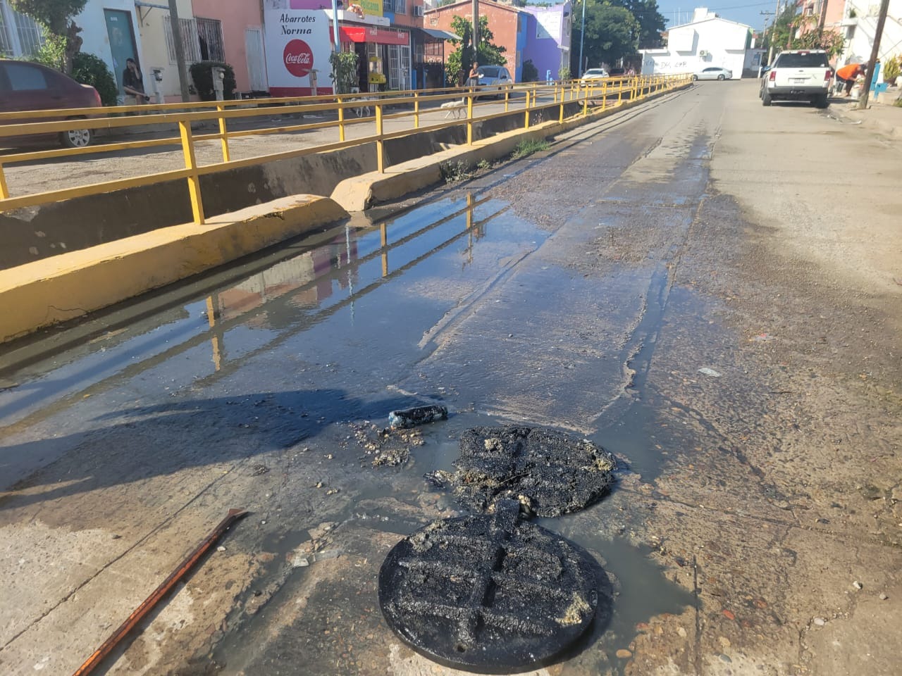 Jumapam atiende derrame de aguas negras en Infonavit Alarcón, en Mazatlán