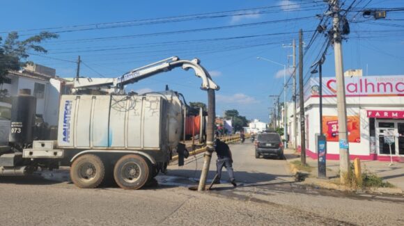 Grasas y basura colapsan drenaje en la avenida Águilas del Infonavit Alarcón en Mazatlán, Sinaloa