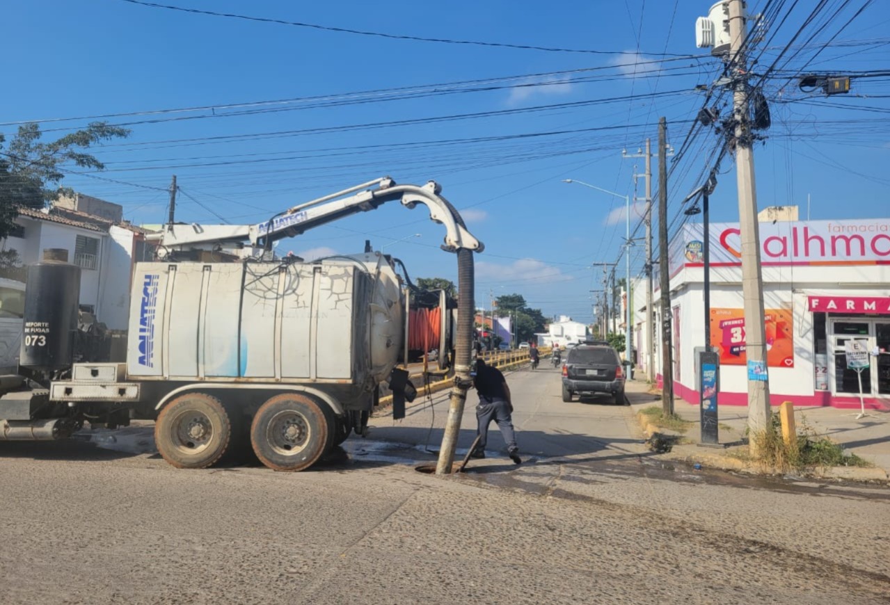 Jumapam atiende derrame de aguas negras en Infonavit Alarcón, en Mazatlán