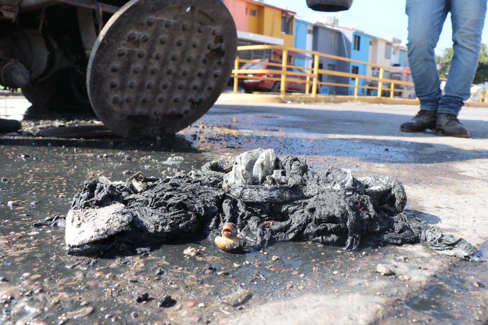 Jumapam atiende derrame de aguas negras en Infonavit Alarcón, en Mazatlán