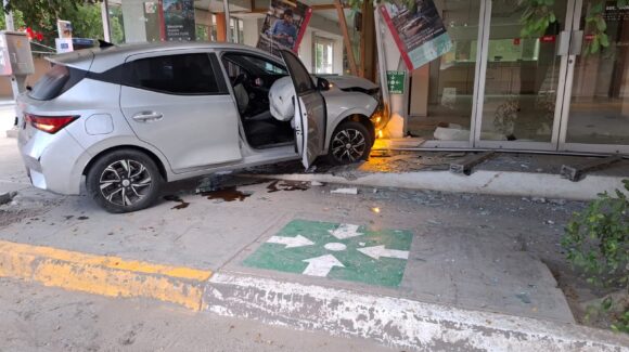 Automóvil se impacta contra fachada de un banco en pleno Centro de la ciudad de Guasave, Sinaloa