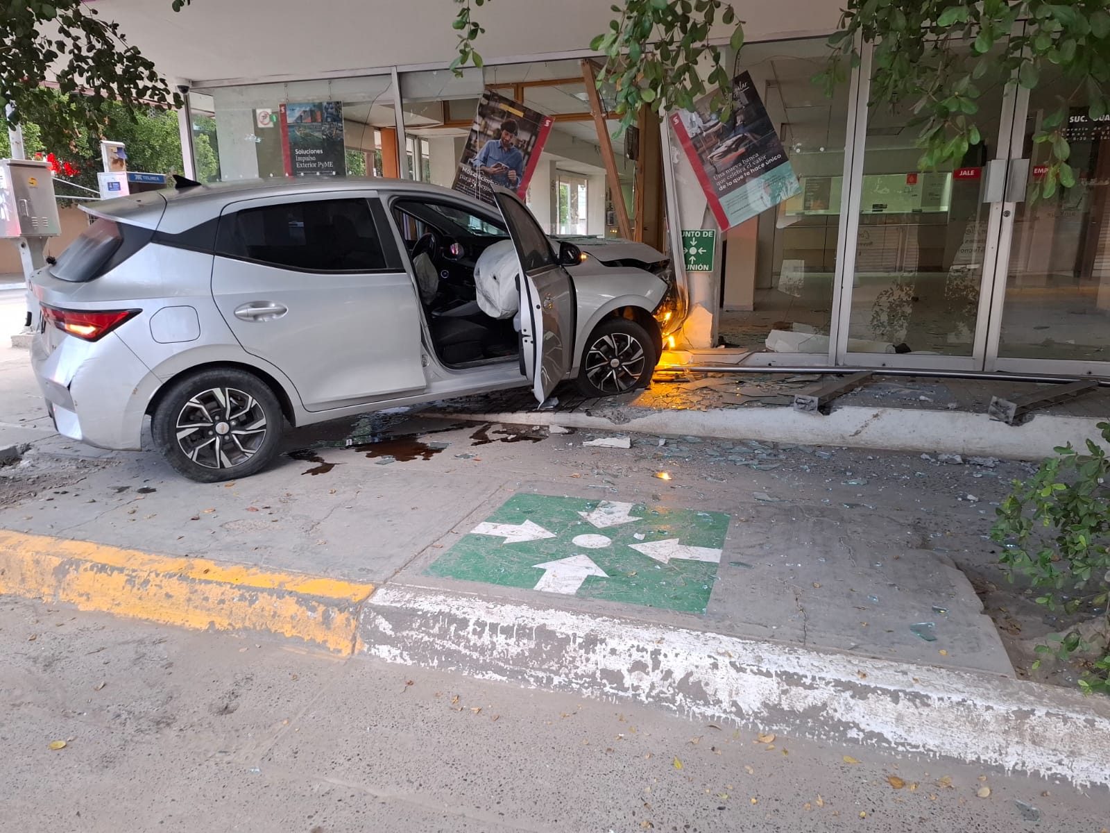 auto choca contra institucion bancaria en guasave
