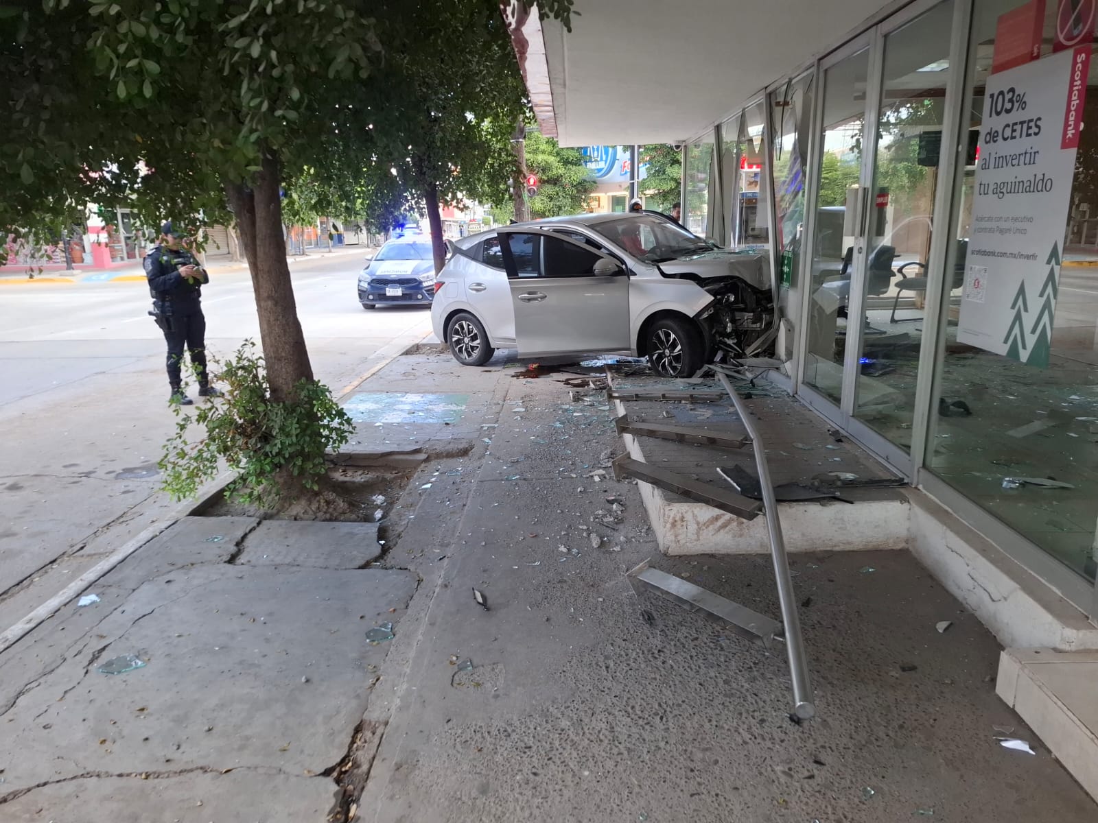 auto choca contra institucion bancaria en guasave