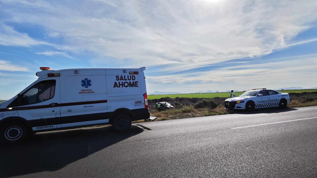 auto se sale de la carretera en ahome