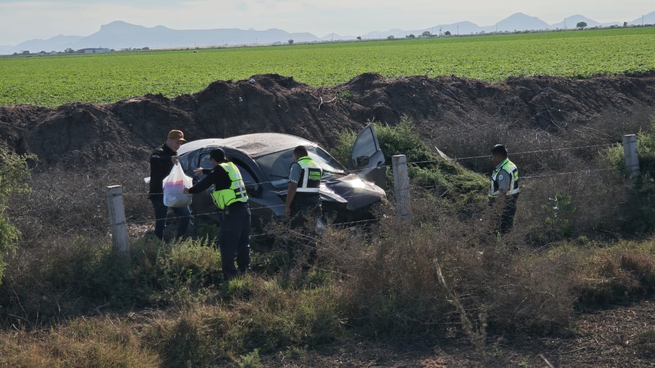 auto se sale de la carretera en ahome