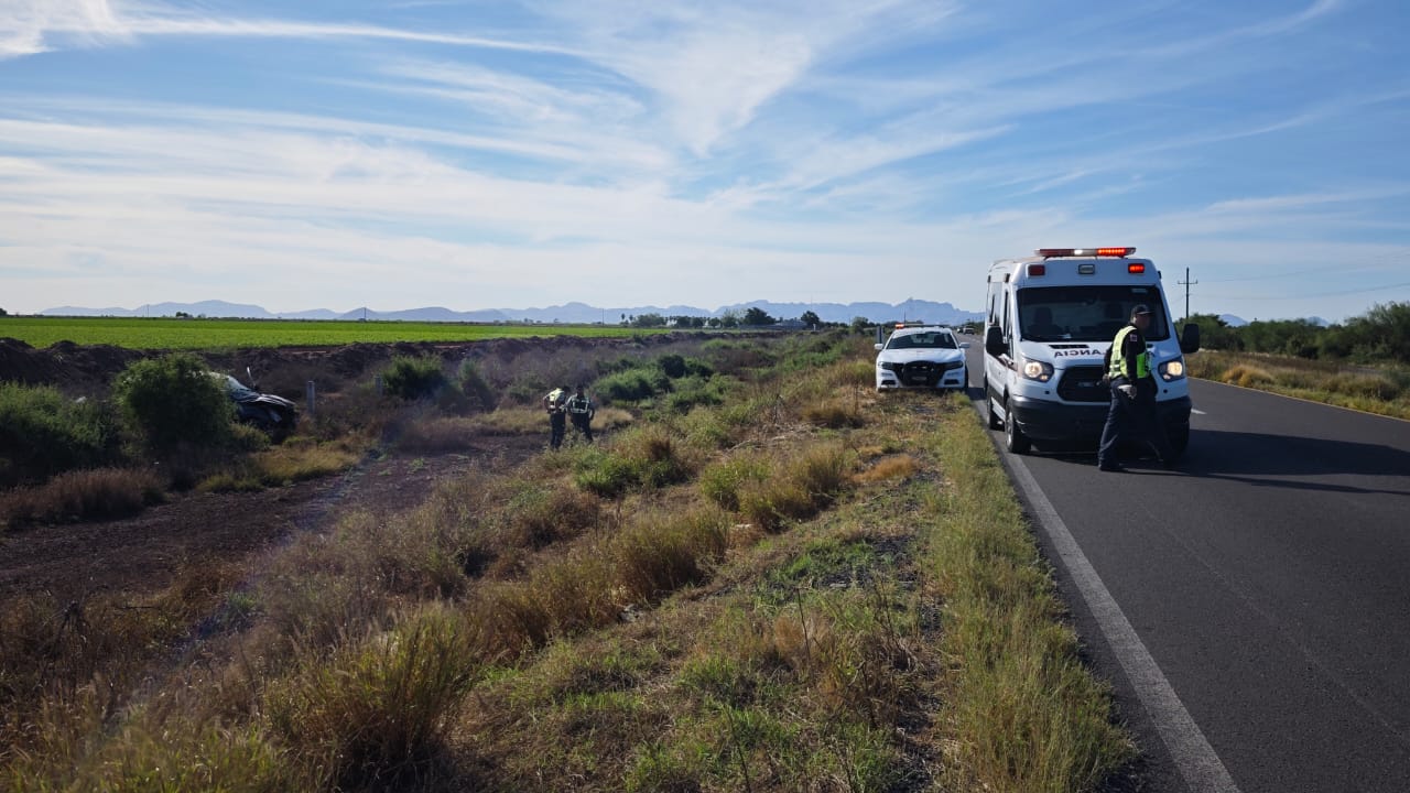 auto se sale de la carretera en ahome