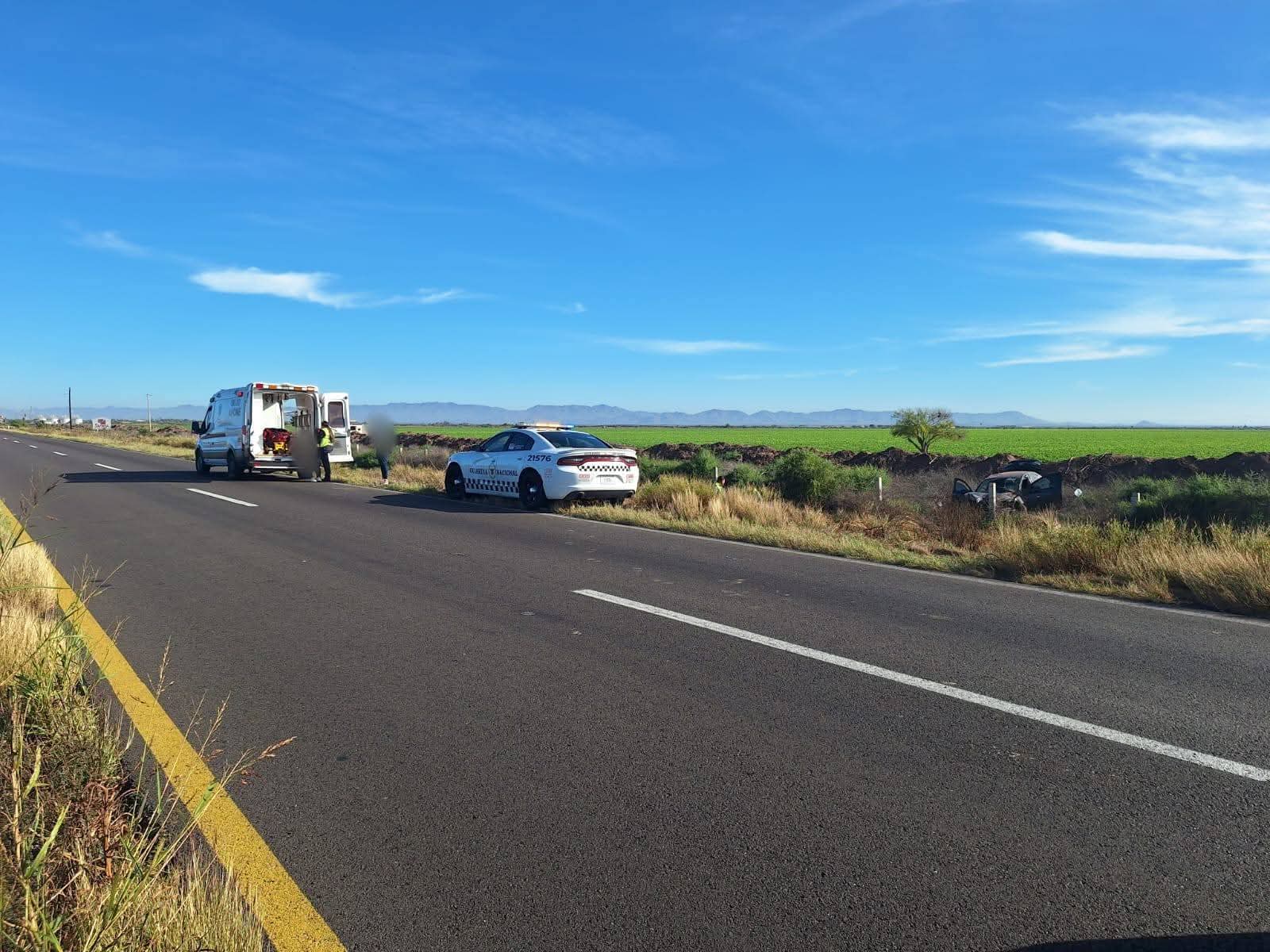 auto se sale de la carretera en ahome