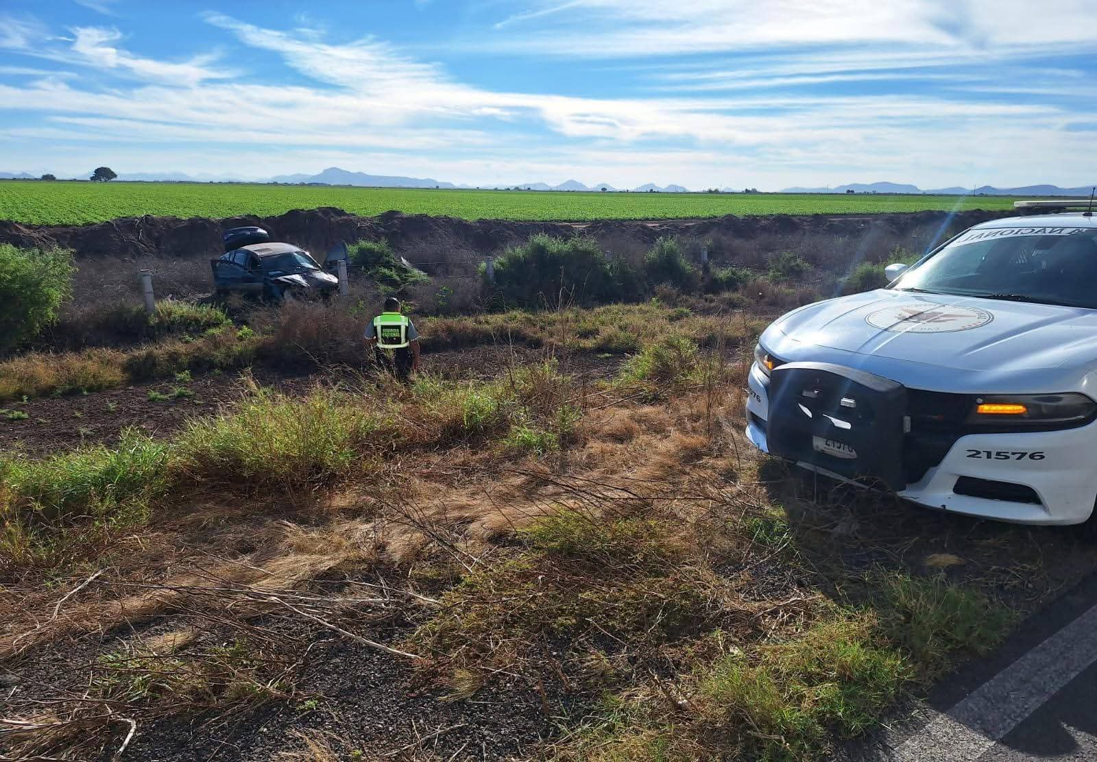 auto se sale de la carretera en ahome