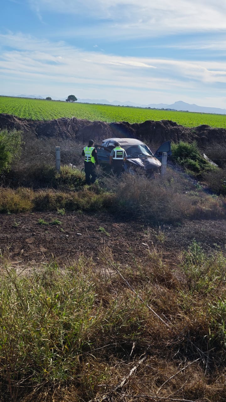 auto se sale de la carretera en ahome